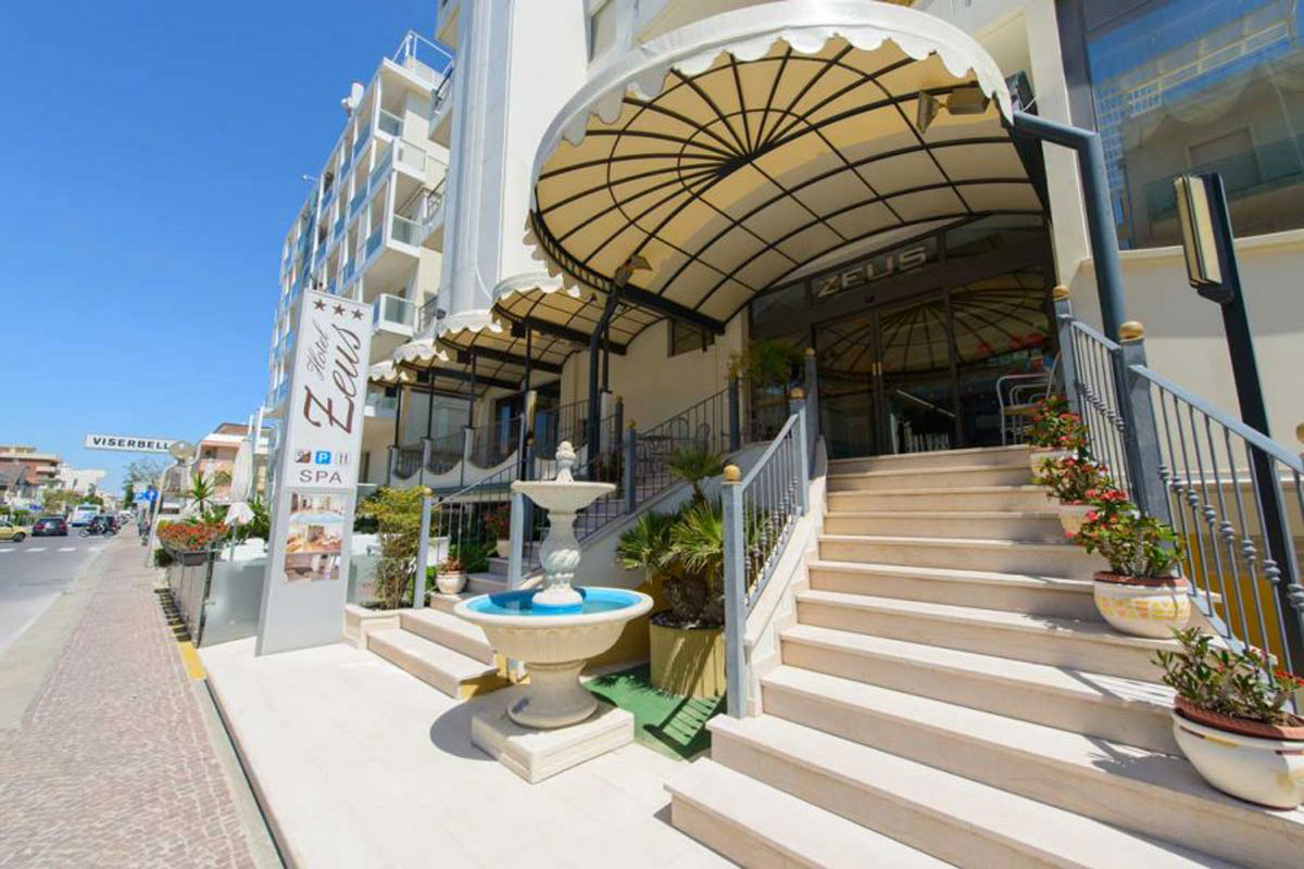 Hotel Zeus 3 stelle a Viserba Rimini: direttamente sulla spiaggia